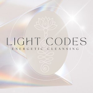 Op de afbeelding: Een wit en grijs logo met de tekst "LIGHT CODES" en de woorden "ENERGETIC CLEANSING" eronder. Het logo bevat een gestileerde lotusbloem en een draaiend ontwerp.
