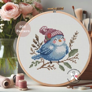 Patrón de punto de cruz de pájaro invernal: Diseño de bordado invernal (Descarga PDF)