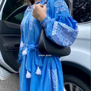 Cadeau robe brodée ukrainienne. Boho, robe folklorique hutsul. Habillez-vous avec des ornements. Robe brodée. Cadeau pour elle. Robe de créateur. Vyshyvanka