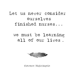 Puede incluir: Impresión minimalista sobre fondo blanco con una cita de Florence Nightingale: "Nunca nos consideremos enfermeras terminadas... debemos aprender toda nuestra vida." Una ilustración de pluma se encuentra debajo de la cita.