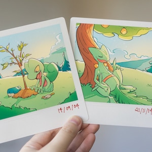 Pode incluir: Duas impressões ilustradas em estilo polaroid com uma criatura verde semelhante a um lagarto. Uma mostra a criatura plantando uma árvore, a outra mostra-a relaxando sob uma árvore. As datas 14/09/04 e 21/11/14 estão escritas nas impressões.