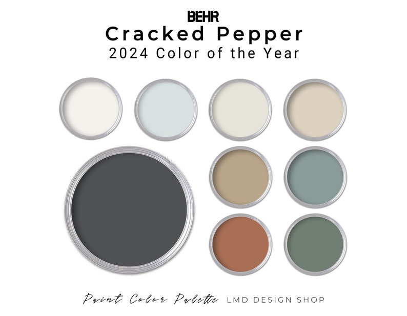 Op de afbeelding: Een verfkleurenpalet met de kleur van het jaar 2024 van Behr, "Cracked Pepper", een donkergrijze tint. Het palet bevat een verscheidenheid aan complementaire kleuren, waaronder wit, beige, lichtblauw en groen.