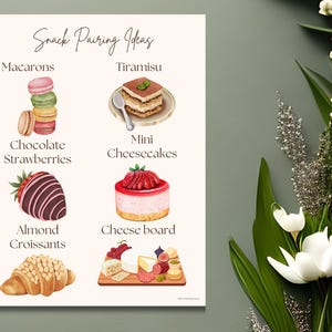 Może przedstawiać: Wydruk w stylu akwareli zatytułowany "Snack Pairing Ideas" z ilustracjami makaronik&oacute;w, tiramisu, truskawek w czekoladzie, mini sernik&oacute;w, rogalik&oacute;w migdałowych i deski ser&oacute;w. Wydruk ma kremowe tło.