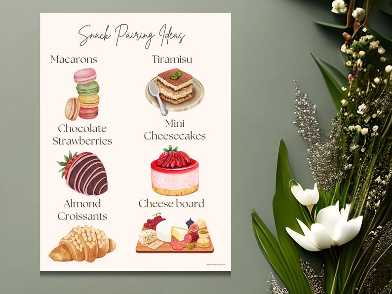 Może przedstawiać: Wydruk w stylu akwareli zatytułowany "Snack Pairing Ideas" z ilustracjami makaronik&oacute;w, tiramisu, truskawek w czekoladzie, mini sernik&oacute;w, rogalik&oacute;w migdałowych i deski ser&oacute;w. Wydruk ma kremowe tło.