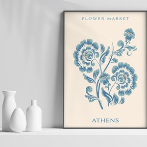 Op de afbeelding: Een printbare kunstprint met een blauw bloemenontwerp en de tekst "FLOWER MARKET ATHENS".