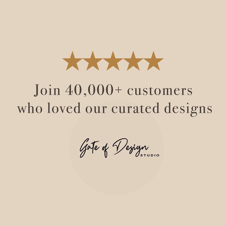 K&ouml;nnte beinhalten: Beigefarbener Hintergrund mit f&uuml;nf goldenen Sternen oben. Der Text lautet: &bdquo;Schlie&szlig;en Sie sich 40.000+ Kunden an, die unsere kuratierten Designs lieben&ldquo;. Darunter das Logo &bdquo;Gate of Design Studio&ldquo; in einem Kreis.