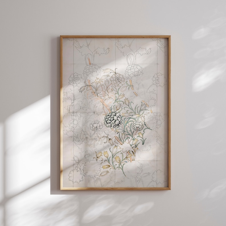 Op de afbeelding: Een ingelijste botanische print met een gedetailleerde bloemenillustratie in gedempte tinten. Het kunstwerk toont een centrale bloemencluster met ingewikkeld lijnwerk en subtiele kleuraccenten van groen, geel en perzik. De lijst is van lichtbruin hout.