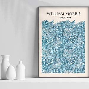 Op de afbeelding: Een ingelijste print van een blauw en wit bloemenpatroon met de tekst "WILLIAM MORRIS MARIGOLD" bovenaan.