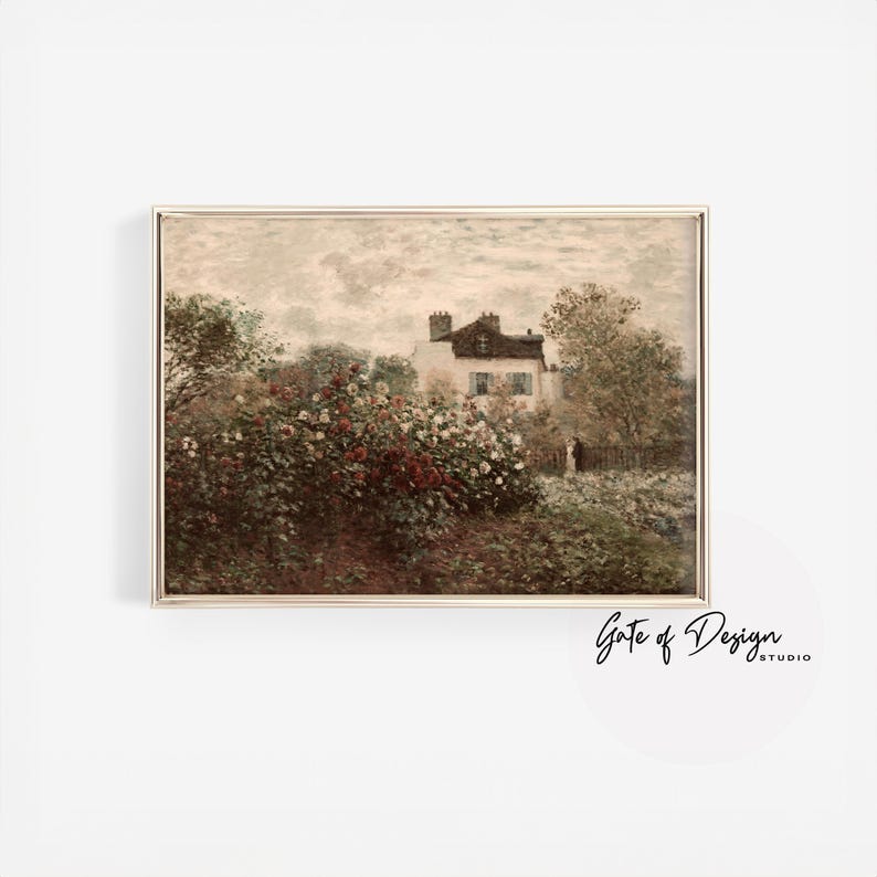 K&ouml;nnte beinhalten: Ein gerahmtes Landschaftsgem&auml;lde zeigt ein Haus, das von &uuml;ppigem Gr&uuml;n und bl&uuml;henden Blumen umgeben ist. Das Kunstwerk weist eine ged&auml;mpfte Farbpalette mit Gr&uuml;n-, Braun- und Rott&ouml;nen auf und erzeugt eine Vintage-&Auml;sthetik. Der Text "Gate of Design Studio" ist sichtbar.