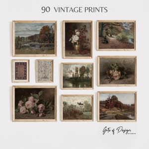 Könnte beinhalten: Eine Sammlung von 90 Vintage-Drucken in verschiedenen Stilen, darunter Landschaften, Blumenarrangements und Stillleben. Die Drucke sind in einfachen Holzrahmen an einer weißen Wand ausgestellt. Der Text "90 Vintage Prints" befindet sich oben im Bild. Der Text "Gate of Design Studio" befindet sich unten im Bild.