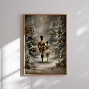 Könnte beinhalten: Ein gerahmter Druck zeigt einen Soldaten in einem roten Mantel und eine Ballerina in einem weißen Tutu, die durch einen verschneiten Wald gehen. Das Kunstwerk hat eine weiche, gedämpfte Farbpalette mit goldenen Akzenten auf den schneebedeckten Bäumen, die ein winterliches Urlaubsthema hervorrufen.