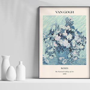 Op de afbeelding: Een poster met een schilderij van een boeket witte rozen in een blauwe vaas, met een lichtblauwe achtergrond. Het schilderij is getiteld "Rozen" door Vincent van Gogh en is afkomstig uit de National Gallery of Art, 1890.