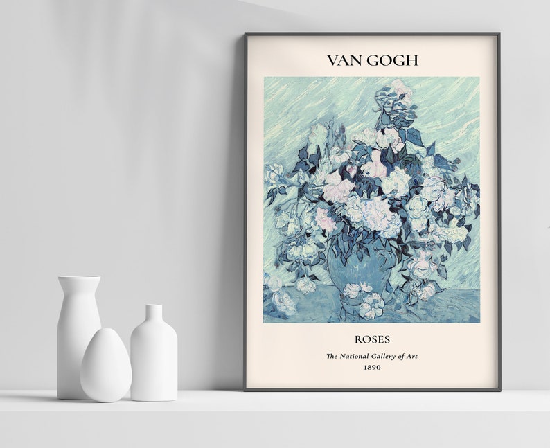 Op de afbeelding: Een poster met een schilderij van een boeket witte rozen in een blauwe vaas, met een lichtblauwe achtergrond. Het schilderij is getiteld "Rozen" door Vincent van Gogh en is afkomstig uit de National Gallery of Art, 1890.