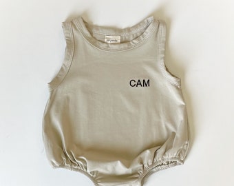 Sans manches Bubble Romper TAN, personnalisé personnalisé, genre neutre Bubble Romper, cadeau pour bébé, tout-petit brodé