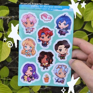 Könnte beinhalten: Ein rechteckiger Aufkleberbogen mit hellblauem Hintergrund, der verschiedene Illustrationen von Charakteren im Chibi-Stil und eine kleine Topfblume zeigt. Der Text oben lautet FIELDS OF MISTRIA CHEEBS STICKER SHEET BY ARIAMISU und ariamisu.bigcartel.com.