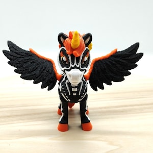 Gruseliges Einhorn, buntes Skelett, Pegasus-Einhorn - Halloween Dekor, Fantasy Figur Geschenk, perfektes Geschenk für Fabelwesen Liebhaber