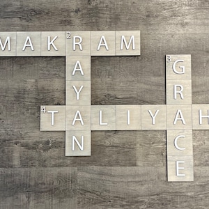 Azulejos con letras de apellidos, azulejos con letras de Scrabble, adornos de madera con letras de crucigramas, decoración del hogar personalizada