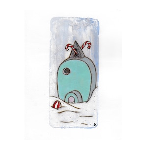 Puede incluir: Una ilustración caprichosa de una casa azul con un techo de bastón de caramelo, sobre un fondo nevado. La casa tiene una ventana redonda y una pequeña puerta. Un bastón de caramelo rojo y blanco yace en la nieve.