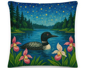 Può includere: Cuscino quadrato con un dipinto di un colimbo che nuota in un lago sotto un cielo stellato. Fiori rosa e bianchi e fogliame verde incorniciano l'acqua. Il colimbo ha segni bianchi e neri.