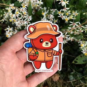 Pegatina con un bonito oso de excursión