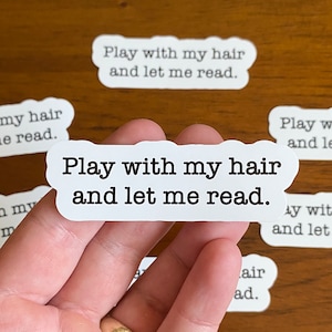Jouez avec mes cheveux et laissez-moi lire. - Sticker livresques. Sticker amoureux des livres.