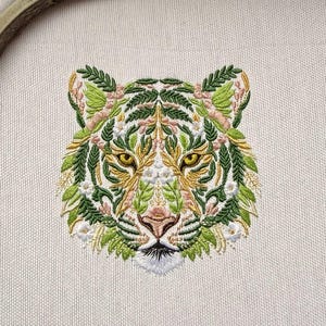Tigerbroderidesign Botanisk blommig djungelvilt Maskinmönster Exotiska löv Direktnedladdning