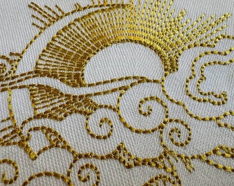 Könnte beinhalten: Goldene Stickerei auf weißem Stoff, die eine Sonne mit Strahlen und Wolken darstellt. Die Sonne ist ein Halbkreis mit Strahlen, die von oben ausgehen. Die Wolken sind stilisiert und haben ein wirbelndes Muster.