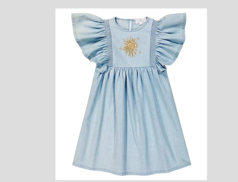 K&ouml;nnte beinhalten: Ein hellblaues Jeanskleid mit einem ger&uuml;schten Kurzarm und einem goldenen gestickten Sonnendesign auf der Vorderseite.