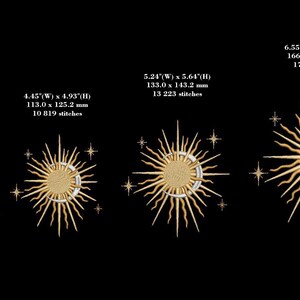 K&ouml;nnte beinhalten: Vier goldene Sonnenstrahlen-Stickmotive mit einem Halbmond in der Mitte. Die Motive sind in verschiedenen Gr&ouml;&szlig;en, wobei das kleinste 9,4 cm breit und 9,9 cm hoch ist und das gr&ouml;&szlig;te 16,6 cm breit und 17,9 cm hoch ist. Jedes Motiv enth&auml;lt die Abmessungen in Zoll und Millimetern sowie die Anzahl der Stiche.