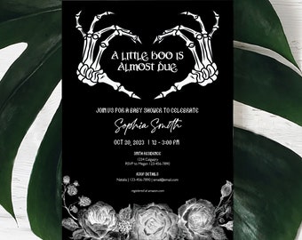Könnte beinhalten: Schwarz-weiße Babyparty-Einladung mit einem Skelett-Hand-Herz-Motiv und dem Text "A little boo is almost due". Die Einladung enthält Datum, Uhrzeit und RSVP-Informationen für Sophia Smiths Babyparty.