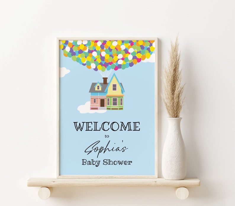 K&ouml;nnte beinhalten: Ein blaues und wei&szlig;es druckbares Babyparty-Schild mit einem Cartoon-Haus, das mit bunten Luftballons in der Luft schwebt. Der Text auf dem Schild lautet "Willkommen zur Babyparty von Sophia".
