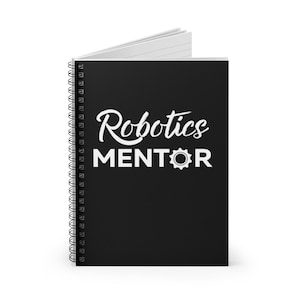 Könnte beinhalten: Ein schwarzes Spiralnotizbuch mit dem Text "Robotics Mentor" in weißen Buchstaben mit einem Zahnrad-Symbol.