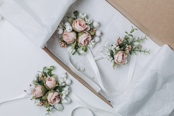 LIBERGA Set Di 2 Corsage Da Polso Con Rosa E Set Fiore All'Occhiello Per Sposa E Sposo, Corsage Da Polso Con Perle Per Matrimonio, Fiore Da Mano Con