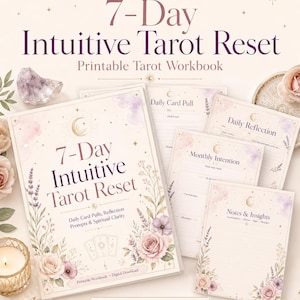 Puede incluir: Un conjunto de imprimibles con temática de tarot, que incluye un cuaderno de trabajo y varias páginas de diario. El libro principal se titula "7-Day Intuitive Tarot Reset" con elementos de diseño floral y celestial. También se ve un bolígrafo dorado y una vela.