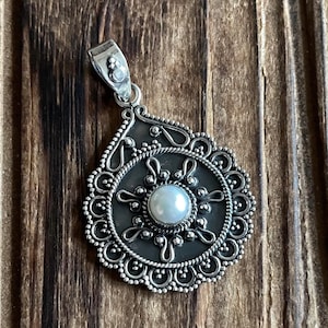 Cultured Pearl Sterling Silver Pendant, White Gem, Detailed Design