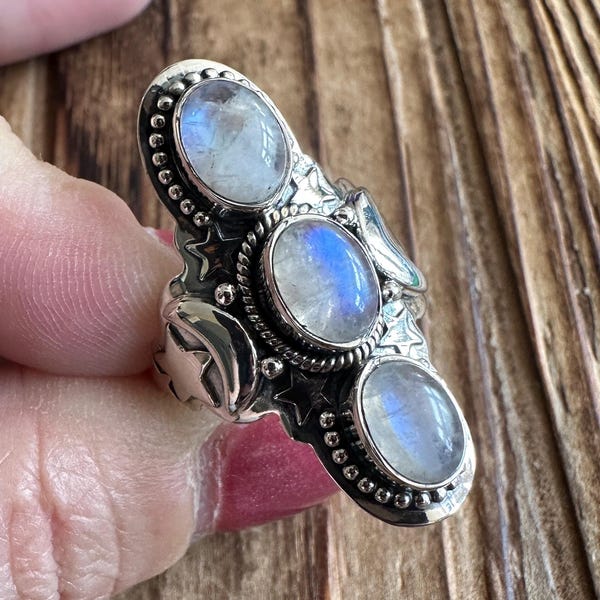 Anillo de plata de ley con piedra lunar arcoíris, talla 9, gemas azules brillantes, diseño de luna y estrellas, pieza alargada y llamativa, joyería de piedra natural.