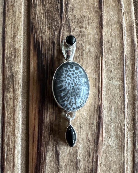 Magnifique Pendentif Ethnique En Argent 925 Avec Pierre Fossile D'ammolite - Collier Vintage Multicolore