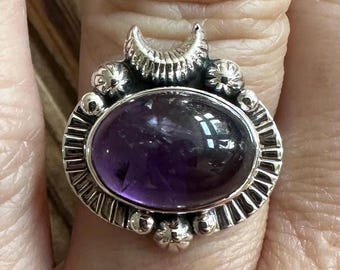 Anillo de amatista en plata de ley, talla 9.25, diseño de media luna, gema ovalada morada, joya de piedra preciosa natural, pieza artesanal hecha a mano.