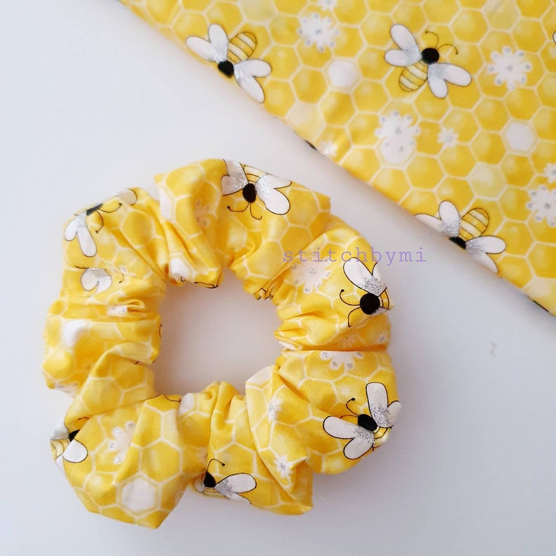 Sparkling Bee Scrunchie, XXL of Klein formaat. Bee scrunchies collectie, glitterbij, hommel, scrunchie voor tieners, XXL Scrunchies Australië afbeelding 4