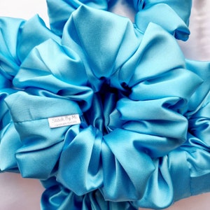 XXL Scrunchie, Deluxe Satijn. Jumbo Oversized Scrunchie. Extra grote scrunchie voor tieners. Scrunchie Squad. Lichtblauw, kastanjebruin, bordeaux satijn Light Blue