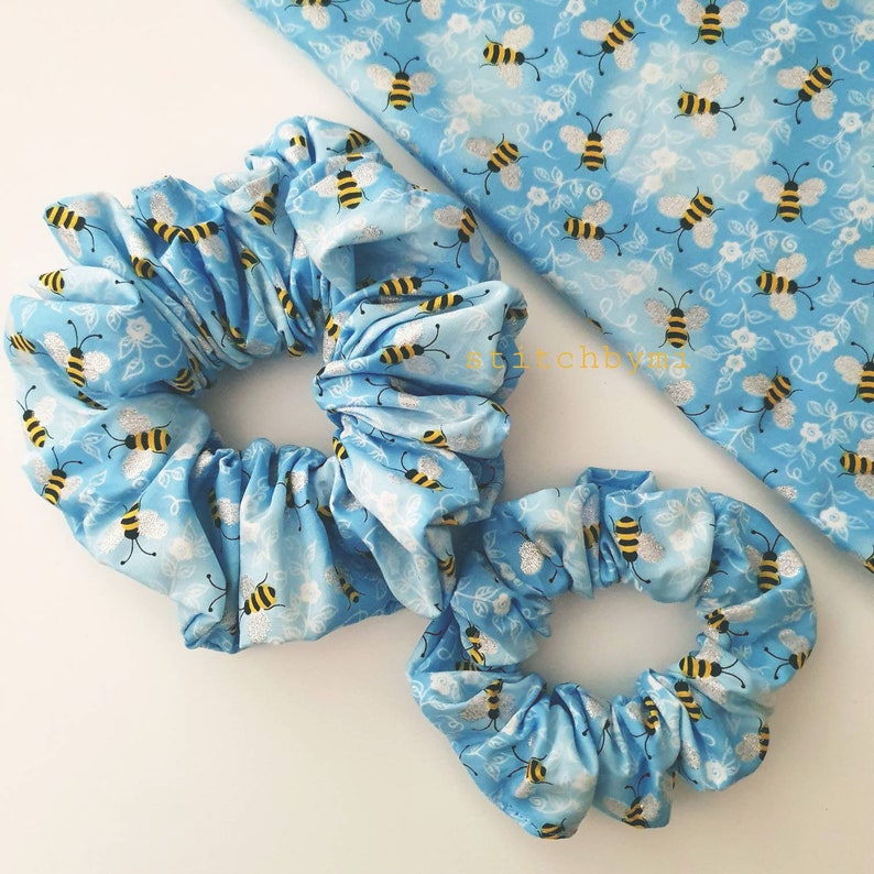 Sparkling Bee Scrunchie, XXL of Klein formaat. Bee scrunchies collectie, glitterbij, hommel, scrunchie voor tieners, XXL Scrunchies Australië Blue Bee