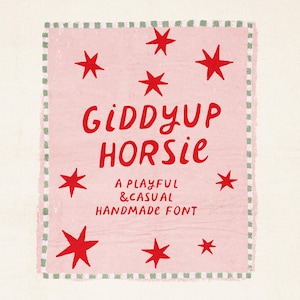 Puede incluir: Un gráfico rectangular rosa con las palabras "Giddyup Horsie" en rojo, junto con ilustraciones de estrellas rojas. También se incluye el texto "A Playful & Casual Handmade Font".