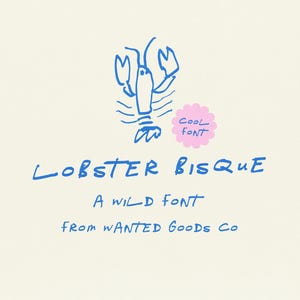 Può includere: Un design grafico che presenta un'illustrazione di un'aragosta disegnata a mano in blu sopra il testo LOBSTER BISQUE, A WILD FONT, FROM WANTED GOODS CO, con un cerchio smerlato rosa contenente il testo COOL FONT su sfondo color crema.