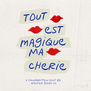 Op de afbeelding: Een ontwerp met de Franse zin "Tout est magique ma chérie" in blauw handschrift op beige papieren vormen, met rode lippenillustraties. De tekst "A handwritten font by WANTED Goods co" staat onderaan.