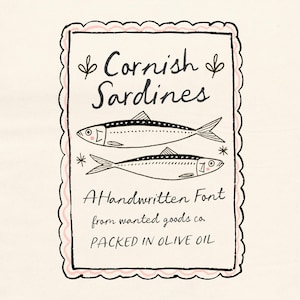 Könnte beinhalten: Ein rechteckiges Etikett mit einem gewellten rosa Rand, das zwei illustrierte Fische sowie den Text Cornish Sardines, A Handwritten Font from wanted goods co. und PACKED IN OLIVE OIL zeigt. Das Design ist in schwarzer Tinte auf cremefarben.