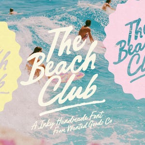 Puede incluir: Un gráfico digital que presenta el texto The Beach Club en una fuente blanca escrita a mano. El texto se muestra sobre una fotografía de personas surfeando en olas azules. El texto A Inky Handmade Font From Wanted Goods Co es visible.