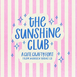 以下が含まれることがあります： 青い星のアイコンに囲まれた青いテキスト「THE SUNSHINE CLUB A CUTE CRAFTY FONT FROM WANTED GOODS CO」が特徴のデジタルグラフィック。背景は、淡いピンクと白の垂直ストライプで、わずかにテクスチャ加工が施されています。
