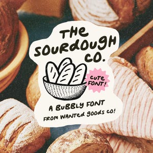 以下が含まれることがあります： THE SOURDOUGH CO.およびA BUBBLY FONT FROM WANTED GOODS CO.という黒い文字が書かれた白いステッカー。パンかごの白黒イラストと、CUTE FONT!という文字が入ったピンクの星型が描かれています。