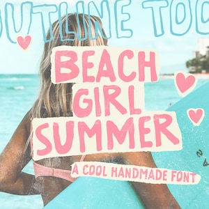 Op de afbeelding: Een persoon met lang blond haar, gekleed in een roze bikini, die een lichtblauw surfboard vasthoudt. De afbeelding bevat de tekst "OUTLINE TOO", "BEACH GIRL SUMMER" en "A COOL HANDMADE FONT", met roze hartjes.