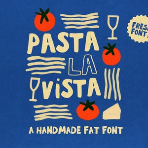 Könnte beinhalten: Ein blaues Grafikdesign mit dem Text PASTA LA VISTA und A HANDMADE FAT FONT in Cremefarben. Das Bild enthält Illustrationen von roten Tomaten, cremefarbenen Nudeln, Weingläsern, einem Käsestück und einem Abzeichen mit der Aufschrift FRESH FONT!